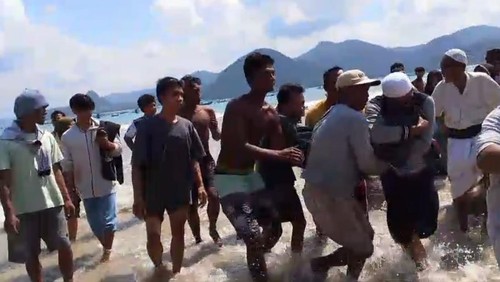 Proses evakuasi korban terseret ombak di Pantai Selong Belanak, Lombok Tengah, NTB, Minggu (8/6/2024). (Foto: Istimewa)