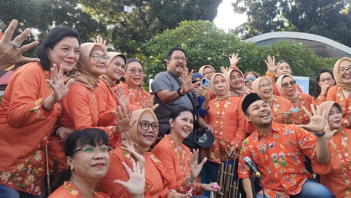 Rano Karno nikmati pentas musik angklung di CFD Sudirman (Dwi/detikcom)