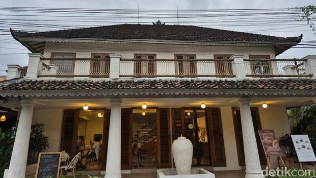 Roti, minuman, dan arsitektur Fas A Fas di Ubud, Bali.