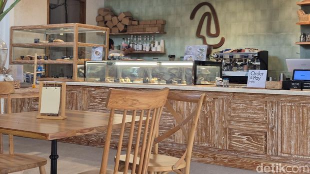 Roti, minuman, dan arsitektur Fas A Fas di Ubud, Bali.