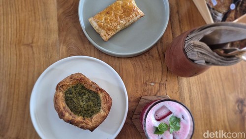 Roti, minuman, dan arsitektur Fas A Fas di Ubud, Bali.