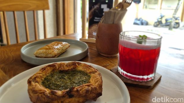 Roti, minuman, dan arsitektur Fas A Fas di Ubud, Bali.