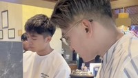 Di sela-sela kesibukannya sebagai presenter dan pengusaha, Ruben tetap menyempatkan waktu untuk makan bersama putranya, Betrand Peto. Foto: Instagram @ruben_onsu