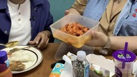 Kalau ini momen Ruben makan siang dan berbagi makanan dengan Ivan Gunawan. Momen ini berlangsung di sela-sela waktu syuting. Foto: Instagram @ruben_onsu