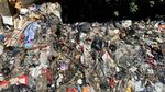 Penampakan Sampah Menumpuk di Selokan Jalan Leuwipanjang Bandung