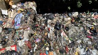 Sampah juga menumpuk dipinggir Jalan Peta, Kota Bandung.