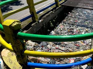 Penampakan Sampah Menumpuk di Selokan Jalan Leuwipanjang Bandung