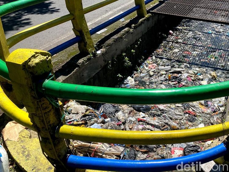 Penampakan Sampah Menumpuk di Selokan Jalan Leuwipanjang Bandung