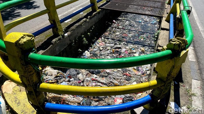 Sampah menumpuk di saluran air di Jalan Leuwipanjang.