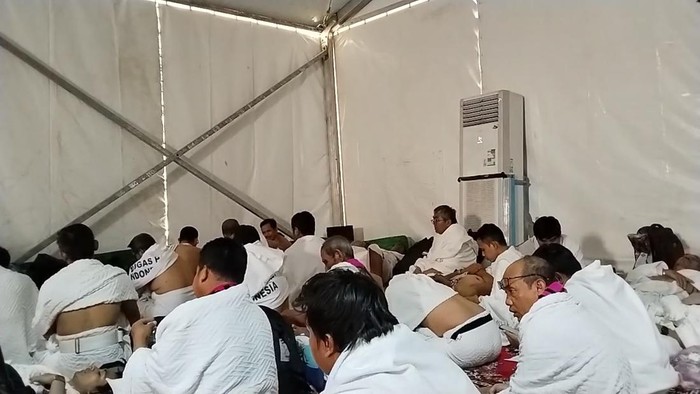 Sebagian jemaah haji Indonesia tak bisa masuk ke tenda yang seharusnya dan berujung wukuf di tenda misi haji hingga tenda cadangan dari Kerajaan Arab Saudi (Haris/detikcom)