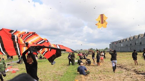 Sebanyak 1.521 layang-layang meramaikan Abiantimbul Kite Festival di Subak Ulun Suwi, Denpasar, Bali, pada Minggu (8/6/2025). (Foto: Dok. Pemkot Denpasar)