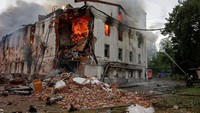 Gedung terkena serangan drone. Kondisi dalam gedung hangus dan dipenuhi puing. (REUTERS/Sofiia Gatilova)