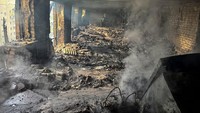 Serangan ini terjadi pada 7 Juni 2025 di Kharkiv. Petugas pemadam kebakaran bekerja di dalam gedung apartemen yang terkena drone. (REUTERS/Vitalii Hnidyi)