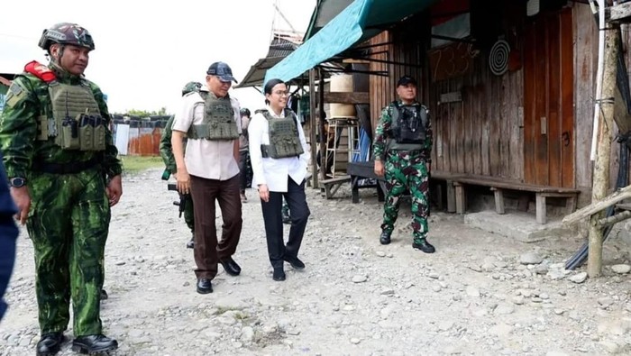 Menteri Keuangan Sri Mulyani Indrawati dan Menteri Pertahanan (Menhan) Sjafrie Sjamsoeddin melakukan kunjungan kerja ke daerah rawan konflik di Kabupaten Nduga, Papua Pegunungan.