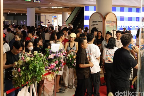 Suasana antrian dan keramaian pemburu boneka Labubu di Pop Mart, Mall Beachwalk, Kuta, Badung, Sabtu (7/6/2025). (Aryo Mahendro/detikBali)