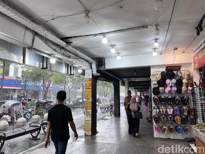 Suasana Kawasan Malioboro Jogja yang sepi pengunjung saat libur Idul Adha 2025, Minggu (8/6/2025).
