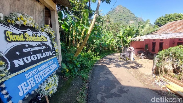Suasana Rumah Duka Bobotoh yang Tewas Terjatuh dari Flyover Pasupati