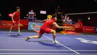 Pebulu tangkis ganda putri China Liu Sheng Su (kanan) dan Tan Ning (kiri) mengembalikan kok ke arah ganda putri Malaysia Pearly Tan dan Thinaah pada babak final Indonesia Open 2025 di Istora Senayan, Gelora Bung Karno, Jakarta, Minggu (8/6/2025). Foto: ANTARA FOTO/Rivan Awal Lingga