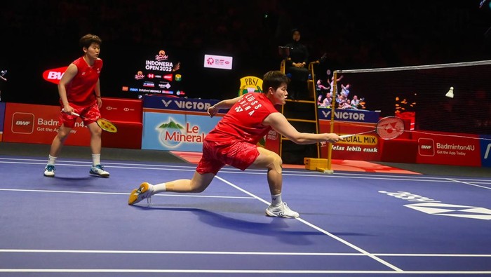 Pebulu tangkis ganda putri China Tan Ning (kanan) dan Liu Sheng Su (kiri) berpose di podium usai bertanding melawan ganda putri Malaysia Pearly Tan dan Thinaah pada babak final Kapal Api Indonesia Open 2025 di Istora Senayan, Gelora Bung Karno, Jakarta, Minggu (8/6/2025). Tan/Liu menjadi juara Indonesia Open 2025 setelah menang dengan skor 23-25, 21-12, 21-19. ANTARA FOTO/Rivan Awal Lingga/YU