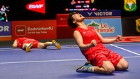 Lanjut partai ketiga, ada unggulan pertama Liu Sheng Shu/Tan Ning (China) vs unggulan keempat Pearly Tan/Thinaah Muralitharan (Malaysia). Pertandingan ini berlangsung ketat sampai rubber game. Namun akhirnya Liu/Tan yang keluar sebagai pemenang dengan 23-25, 21-12, 21-19. Foto: ANTARA FOTO/Rivan Awal Lingga