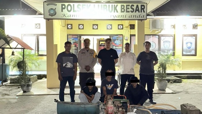 Tiga pelaku tambang ilegal timah dan barang bukti usai diamankan polisi.