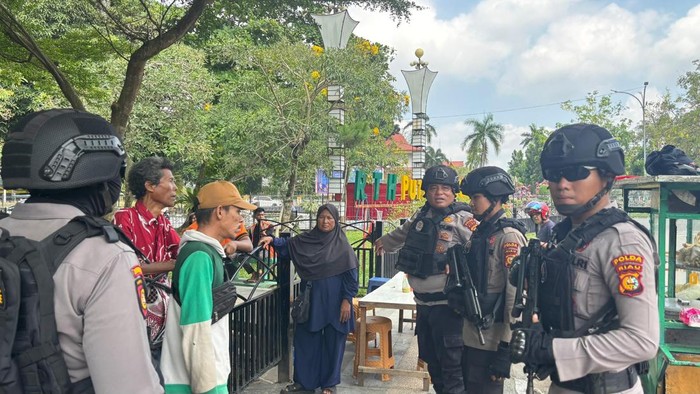 Tim Raga Polda Riau turun patroli di siang hari mengamankan aktivitas warga pada masa libur panjang.