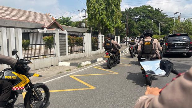 Tim Raga Polda Riau turun patroli di siang hari mengamankan aktivitas warga pada masa libur panjang.