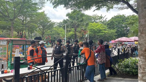 Tim Raga Polda Riau turun patroli di siang hari mengamankan aktivitas warga pada masa libur panjang.