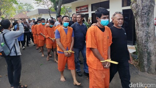 Tujuh tersangka penyalahgunaan narkotika saat digiring petugas kepolisian di Mapolres Jembrana, Minggu (8/6/2025). (I Putu Adi Budiastrawan/detikBali).