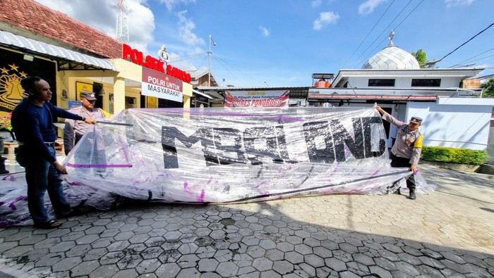Tulisan MBALONG di balon udara meledak di Ponorogo.