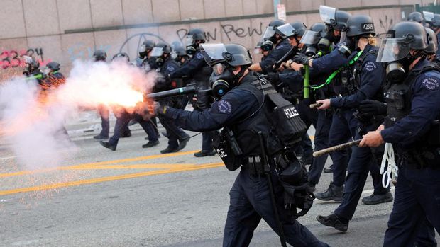  A police officer uses stun grenades as they approach the protesters gathered around the Los Angeles Federal Building following multiple detentions by Immigration and Customs Enforcement (ICE), in downtown Los Angeles, California, U.S., June 6, 2025. REUTERS/Daniel Cole