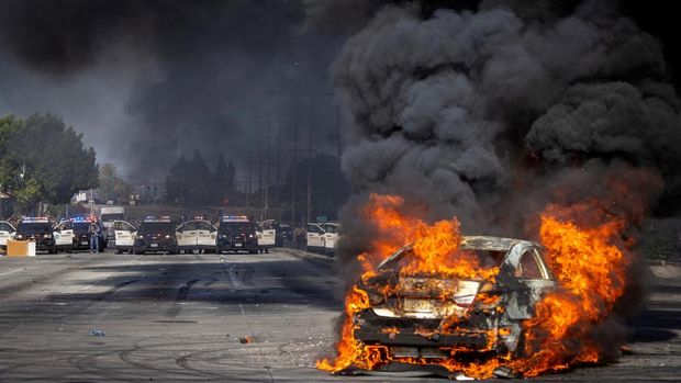 A car burns on Atlantic Boulevard during a standoff by protesters and law enforcement, following multiple detentions by Immigration and Customs Enforcement (ICE), in the Los Angeles County city of Paramount, California, U.S., June 7, 2025.   REUTERS/Barbara Davidson     TPX IMAGES OF THE DAY