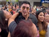 Verrell Bramasta Dikerubungi Fans di Singapura, Sampai Sembunyi di Toilet