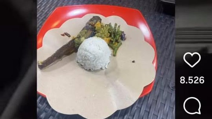 Video viral makan penyetan lele dan es teh di pujasera Sidoarjo digetok harga Rp 60 ribu.