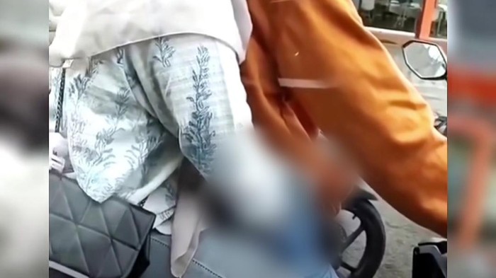 Video viral pemotor di Tulungagung celananya dirogoh wanita yang diboncengkan.
