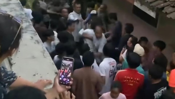 Seorang pria berinisial S diduga sebagai pelaku pelecehan seksual diamankan warga di kawasan Sempur, Bogor Tengah, Kota Bogor, Jawa Barat. Peristiwa tersebut sampai viral di media sosial (medsos).