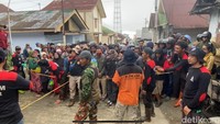 Saking melimpahnya daging kurban, warga dari luar Dusun Krajan Banjarnegara ikut mengantre pembagian daging kurban, Jumat (8/6/2025). Foto: Uje Hartono/detikJateng