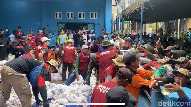 Warga Dusun Krajan Banjarnegara menunjukkan kupon untuk mengambil daging kurban yang dibagikan, Jumat (6/6/2025).