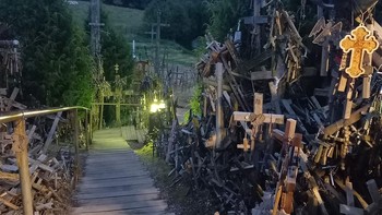 Hill of Crosses merupakan situs ziarah yang terletak sekitar 12 km di utara kota Siauliai, Lithuania. Sudah dari abad ke-14 orang-orang memasang salib di bukit ini. Sebenarnya asal usulnya tidak terlalu jelas, tapi ada informasi yang mengungkapkan kalau awalnya salib-salib ini menyatakan keinginan untuk kemerdekaan Lithuania pada adab pertengahan. Kemudian setelah pemberontakan petani pada 1831, orang-orang mulai menambahkan salib di situs ini untuk mengenang para pemberontak yang tewas. Foto: Wikipedia