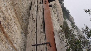 Gunung Huashan menjadi salah satu objek wisata paling populer di China. Menjadi terkenal, karena jalan setapaknya yang terbuat dari papan selebar 12 inci. Kayu-kayu ini menempel di sisi gunung dengan jarak ribuah kaki dari tanah. Foto: Wikipedia