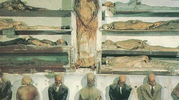 Capuchin Catacombs adalah pemakaman yang terletak di Palermo, Sisilia, Italia. Ruang mengerikan ini dibuat pada akhir abad ke-16. Awalnya, para pendeta dimaksudkan untuk menjadi penghuni eksklusif. Namun setelah tersiar kabar tentang proses mumifikasi alami yang terjadi di Capuchin Catacombs, tempat ini segera menjadi simbol status bagi warga setempat untuk menjadi tempat peristirahatan terakhir di sana. Hasilnya, makam bawah tanah ini berisi sekitar 8 ribu mayat. Foto: Wikipedia