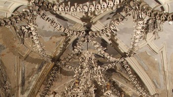 Sedlec Ossuary adalah kapel kecil yang terletak di bahwa Cemetery Church of All Saints. Kapel ini punya dekorasi yang mengerikan, berasal dari tulang-tulang manusia. Tulang-tulang ini berasal dari mayat-mayat yang sudah lama atau tua dan digali lagi, dan tempatnya digunakan untuk mayat baru. Foto: Wikipedia