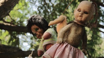 Pulau boneka di Meksiko. Xochimilco terutama dikenal dengan Isla de las Munecas, atau Pulau Boneka, tersembunyi di antara banyak kanal di wilayah tersebut. Dulunya di sini merupakan tempat tinggal seorang pria bernama Julian Santa Barrera. Setelah menemukan mayat seorang gadis, dirinya mengumpulkan dan memajang mainan-mainan tersebut dengan harapan dapat mengusir roh-roh jahat. Foto: Wikipedia