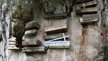 Hanging Coffins terletak di Filipina. Orang-orang di wilayah ini dikenal karena menguburkan orang mati di peti mati yang menempel di sisi tebing. Tradisi ini sudah ada sejak ribuan tahun lalu. Foto: Wikipedia