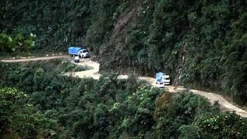 North Yungas Road yang terletak di Bolivia memiliki jalur yang berkelok-kelok. Melewati hutan hujan Amazon dengan ketinggian lebih dari 15 ribu kaki. Dulunya lokasi ini menjadi saksi bisu 200 hingga 300 kematian tiap tahunnya. Foto: Wikipedia