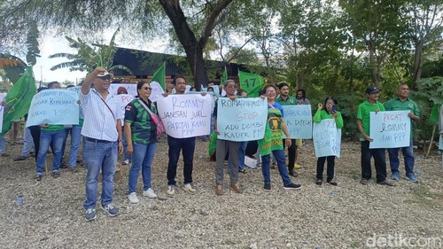 22 DPC PPP se-NTT menggelar aksi demo menuntut pemecatan Rommy di depan Sekretariat DPW PPP NTT, Senin (9/6/2025). (Simon Selly)