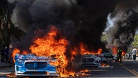Dilaporkan setidaknya ada lima unit mobil Waymo yang dibakar. Mobil-mobil tersebut pada awalnya cuma jadi sasaran vandalisme. Body-nya dicoret-coret, kacah dipecah, dan dipukuli serta dilempari benda-benda keras. (Foto: Los Angeles Times via Getty Imag/Robert Gauthier)