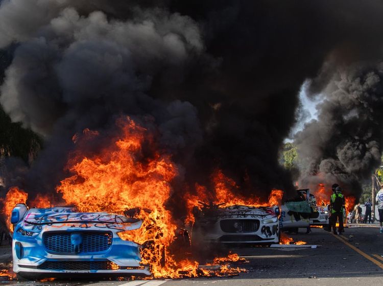 Kerusuhan Meletus di Los Angeles, Mobil Otonom Waymo Dibakar Massa