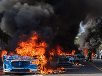 Kerusuhan Meletus di Los Angeles, Mobil Otonom Waymo Dibakar Massa