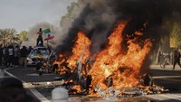 Dalam perkembangannya, protes ini meluas dan melibatkan lebih banyak orang. Beberapa bentrokan dengan kepolisian sempat pecah. Aksi kekerasan seperti perusakan mobil dan penjarahan juga dilaporkan terjadi. Presiden Donald Trump mengambil langkah dengan menurunkan pasukan Garda Nasional untuk meredam demonstrasi ini. Ada 2.000 pasukan Garda Nasional diturunkan untuk meredam kericuhan. (Foto: Los Angeles Times via Getty Imag/Robert Gauthier)